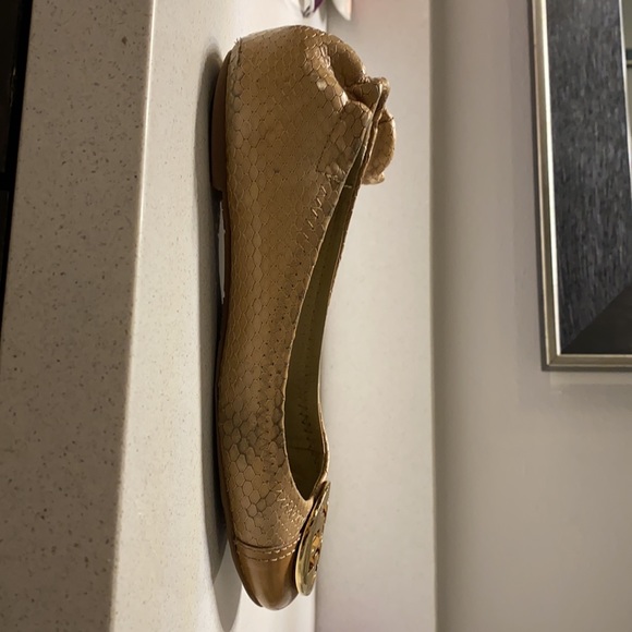 Tan Tory Burch flats with gold emblem - Picture 4 of 8
